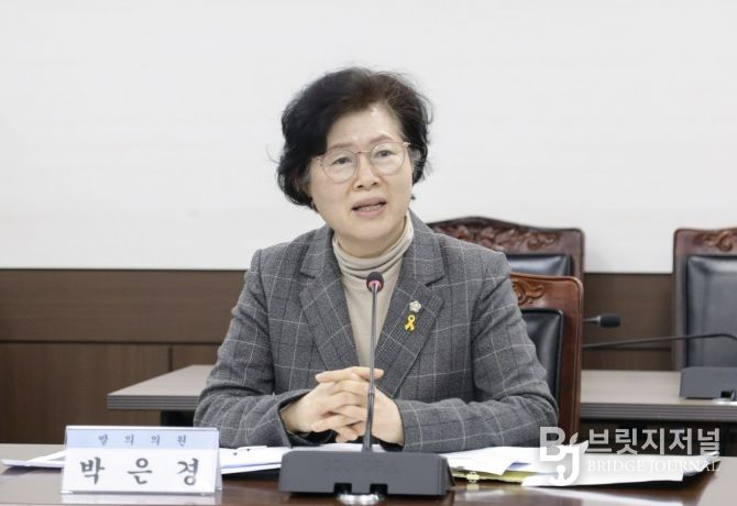 안산시의회 박은경 의원이 지난 24일 제302회 임시회 도시환경위원회에서 ‘안산시 현수막의 친환경 소재 사용 촉진 및 재활용 활성화 조례안’에 대해 제안 설명하고 있다.