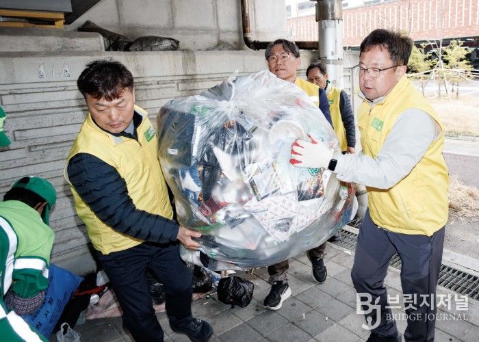 김현수 수원시 제1부시장이 수원역 일대에서 쓰레기를 치우고 있다.