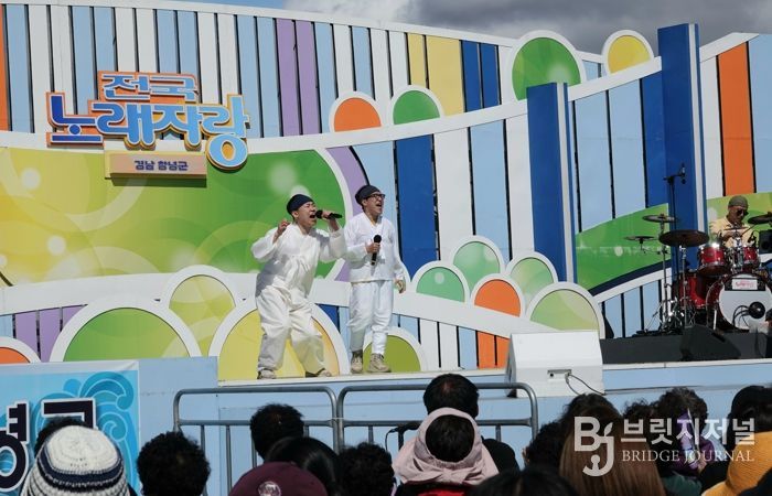 전국노래자랑 창녕군편에서 참가자들의 개성있는 무대가 펼쳐지고 있다.