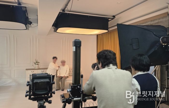 팔달구보건소 치매안심센터가 ‘추억 한 컷, 마음 한 걸음’ 프로그램을 운영하고 있다.