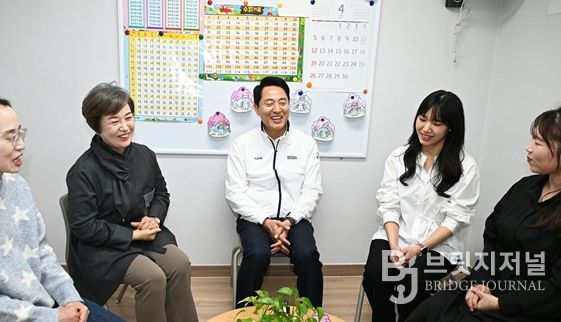 오세훈 서울시장이 4일(토) 구립석관동 꿈나무키우미돌봄센터를 찾아 종사자들과 대화하고 있다.