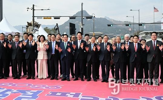 오세훈 서울시장이 4일(토), ‘2026년 부활절 퍼레이드’에서 참석자들과 기념 촬영하고 있다.