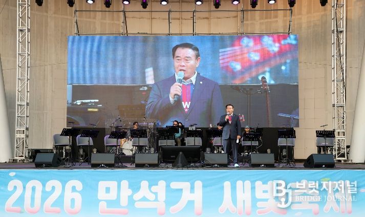 이재식 수원특례시의회 의장이 4일 만석공원에서 열린 ‘2026 만석거 새빛축제’ 개막식에 참석해 인사말을 하고 있다.