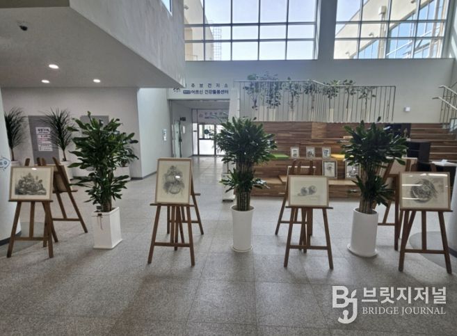 인주면 행정복지센터 1층에 전시된 제1기 어반스케치 수강생 작품들