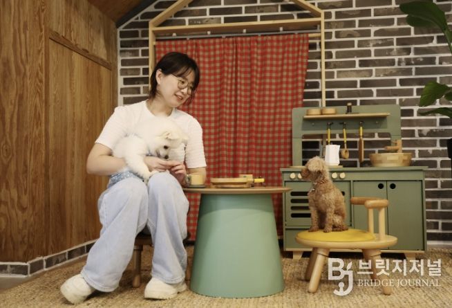 태안 소재의 한 반려동물 동반 펜션에서 시간을 보내는 모습