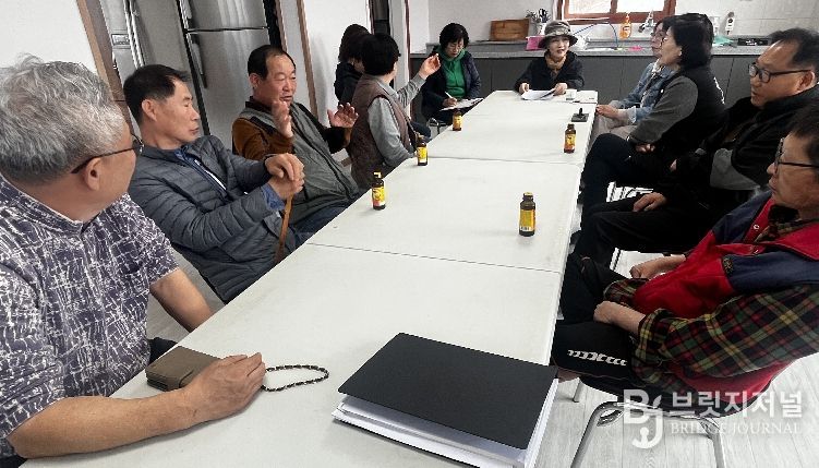 괴산군 감물면 거문마을에서 주민들이 아름다운 마을길 만들기 프로그램 운영 회의를 하고 있다