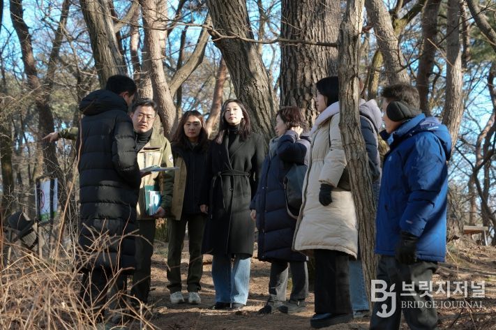 정초립 의원(가운데)이 북한산 둘레길 일대 현장을 방문해 서울시청·국립공원공단·강북구청 관계자들과 함께 둘레길 환경 정비 및 개선 방안을 논의하고 있다.