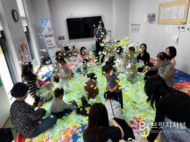 순천시육아종합지원센터에서 어린이집을 방문해 ‘엄마, 아빠랑 함께 놀아요’ 프로그램을 진행하고 있다