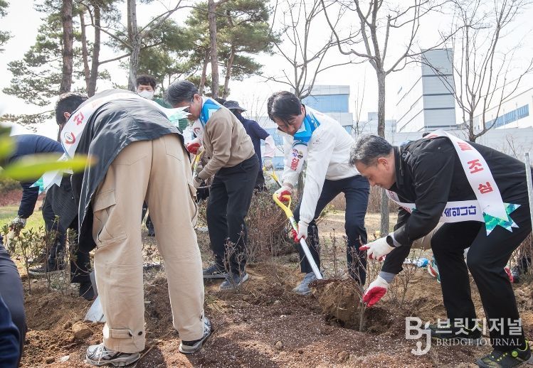 인천 서구, 식목일 기념 나무 심기 및 산불 예방 캠페인 전개... 나무 심고 산림 지키고