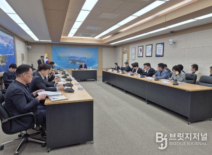 여수시가 2026여수세계섬박람회조직위원회와 함께 섬박람회 대책 마련을 위한 회의를 개최하고 있다.