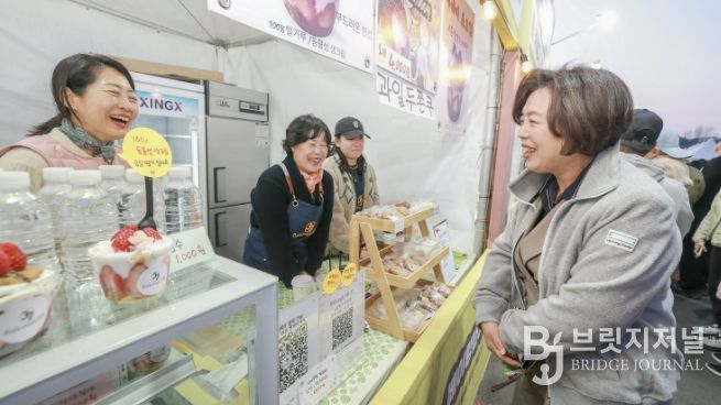과천시 ‘과천 맛집 스트릿’이 열린 렛츠런파크 서울 ‘벚꽃축제’ 현장에서 신계용 과천시장과 상인들이 웃고 있다
