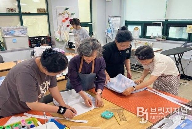 마을공유작업실에서 폐현수막 장바구니를 제작하고 있는 모습