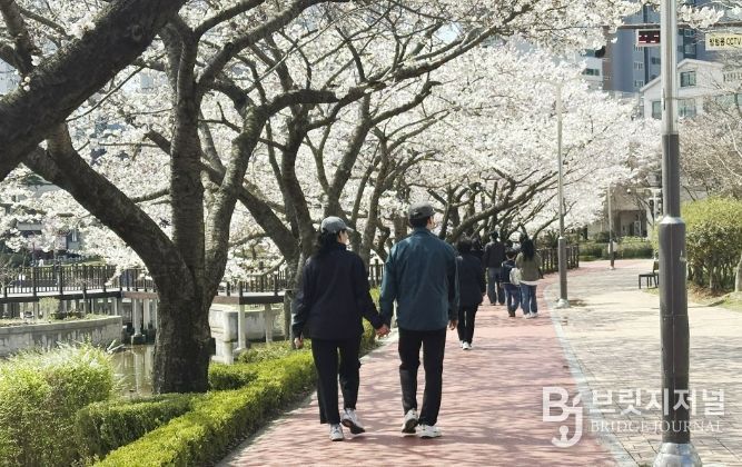 중앙호수공원을 걷고 있는 시민 모습