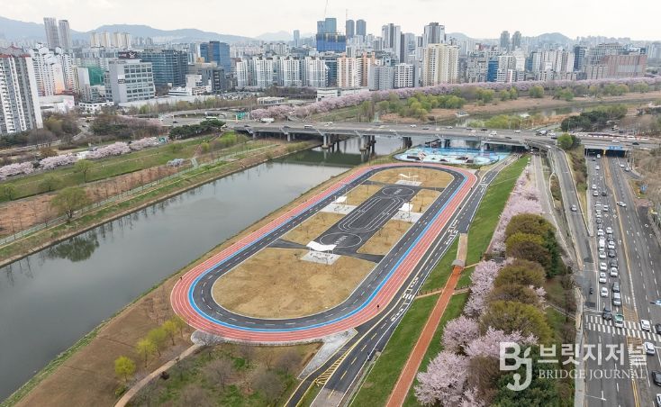 새롭게 조성된 목동교 하부 ‘육상·인라인 복합 트랙’ 전경