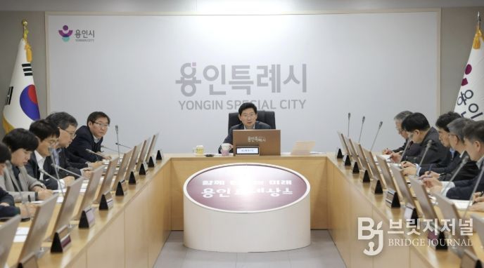 이상일 용인특례시장이 6일 시청 영상회의실에서 열린 간부공무원 회의에서 중동전쟁 장기화에 따른 위기 극복 방안을 논의하고 있다