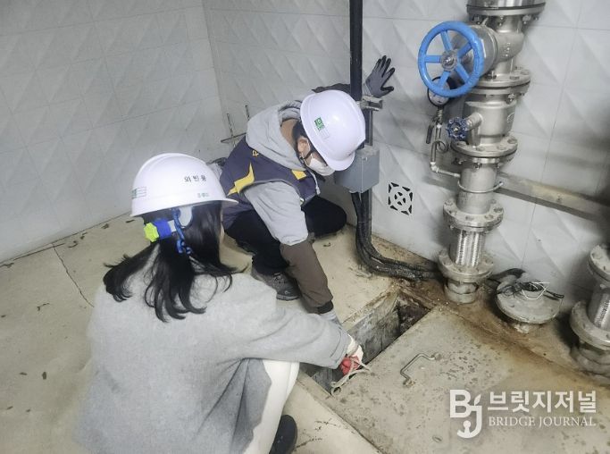 성남시가 한 아파트 건물에 있는 정화조의 악취저감시설 점검 중이다.