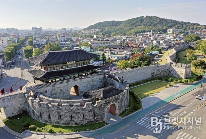 수원화성 중 보물로 지정된 장안문 전경.