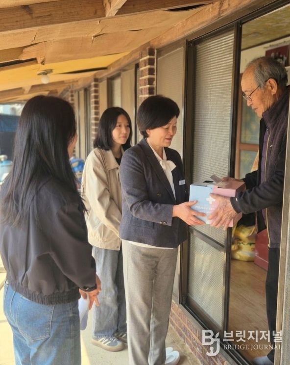 통합돌봄 대상자 가구 찾아 돌봄 패키지 전달