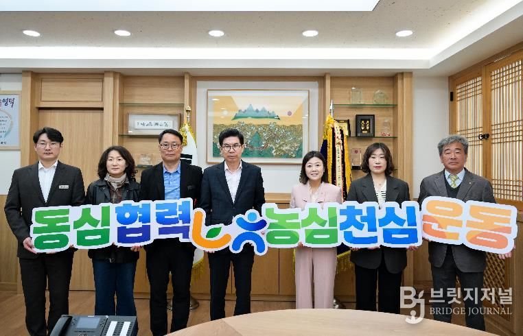 영덕군과 NH농협은행 영덕군지부 외국인 계절근로자 지원을 강화하기 위해 업무협약.을 체결하고 있다.