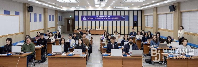 최충규 대덕구청장(사진 첫 번째 줄 왼쪽 다섯 번째)과 대덕구 공직자들이 구청 대회의실에서 ‘생성형 AI 활용 교육’에 앞서 기념 촬영을 하고 있다.