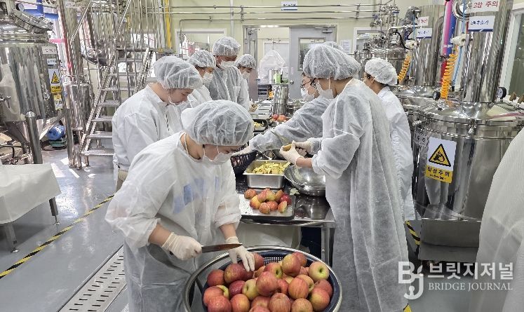 보성군, 농산물 가공 창업 교육 ‘순항’ 공유 주방 관심 급증_농산물 가공창업 교육에서 사과 착즙 실습을 하고 있다