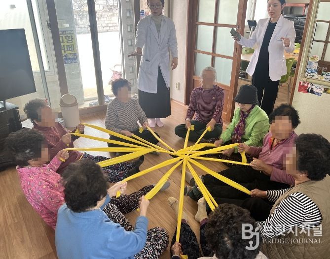 나주시가 경로당을 중심으로 한 찾아가는 건강서비스를 확대 운영한다. 사진은 어르신들이 인지 강화 활동을 하는 모습