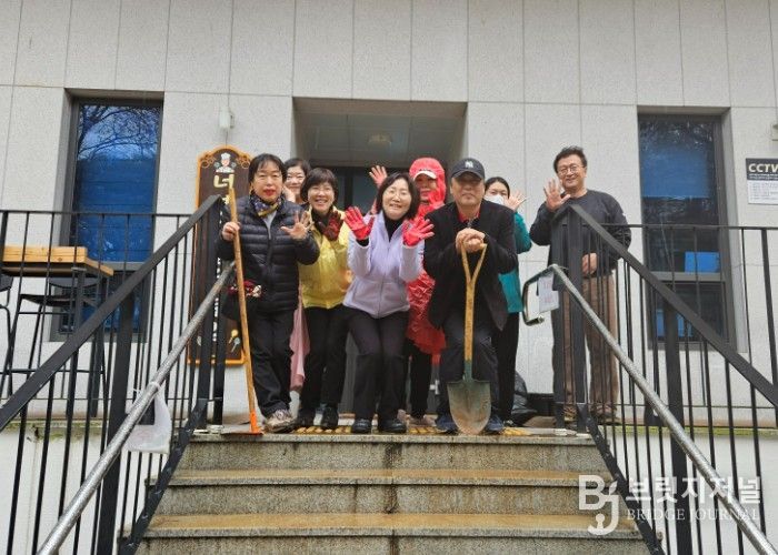 광명시 광명5동 주민자치회는 지난 6일 식목일과 봄을 맞아 너부대공원에서 영산홍 심기 행사를 진행했다.