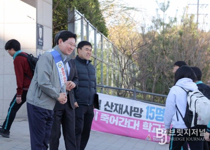 이상일 용인특례시장이 7일 아침 성복고등학교 정문 앞에서 개인형 이동장치 이용 안전캠페인에 참여했다.