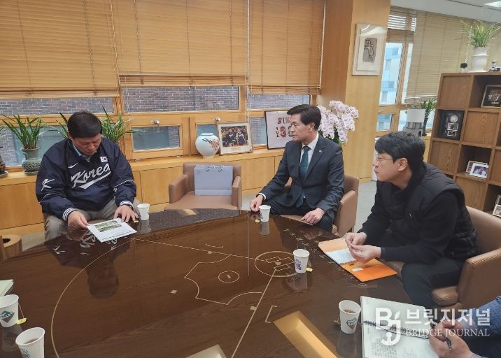 - 안병구 밀양시장과 허구연 한국야구위원회(KBO) 총재가 프로야구 2군 경기 유치를 위한 인프라 개선 방안에 대해 논의를 하고 있다.