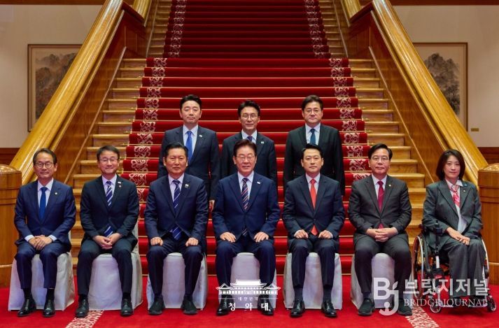 이재명 대통령이 4월 7일 청와대에서 여·야·정 민생경제 협의체 회담에 앞서 참석자들과 기념촬영하고 있다.
<p> </p>
<p>(청와대)