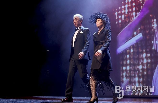 지난해 제3기 성동 시니어모델 양성 과정에 참여한 어르신들이 성과공유회에서 런웨이 무대를 선보이고 있다.