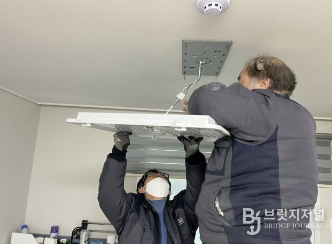 주거복지사업단이 효자손플러스 서비스를 통해 LED등 교체 작업을 하고 있다.