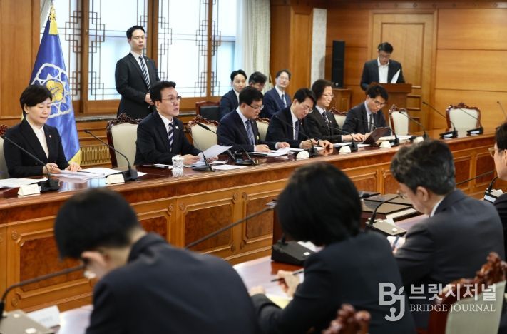 김민석 국무총리가 8일 세종대로 정부서울청사에서 열린 비상경제본부회의를 주재하고 있다.