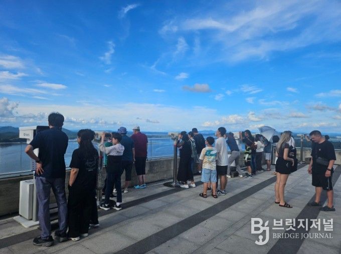 다양한 국적의 외국인들이 애기봉평화생태공원을 방문하고 있다.