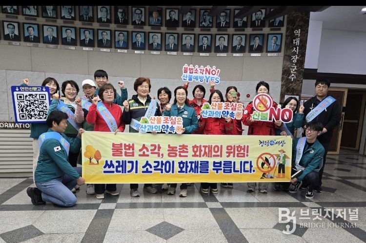 시청 대강당에서 노인대학 수강생과 시민들을 대상으로 캠페인을 실시한 후, 참여 기관 관계자들이 기념 촬영을 하고 있다.