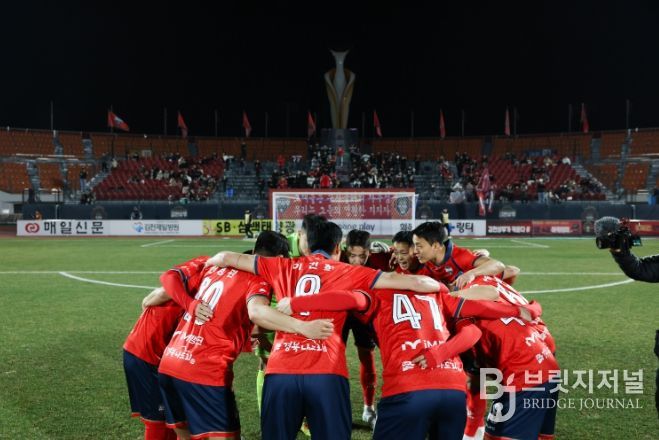 3월 17일 광주전 홈경기에서 김천상무 선수들이 경기 전 이야기를 하고 있다.
