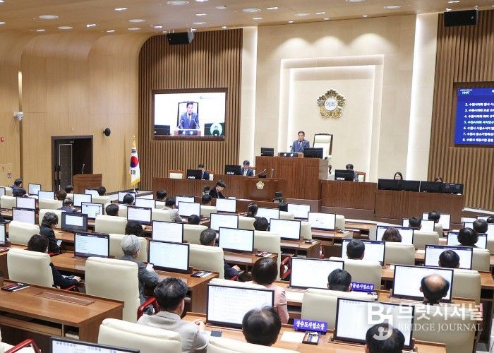 수원특례시의회가 8일 본회의장에서 제400회 임시회 제2차 본회의를 열고 조례안 등 안건을 심의·의결하고 있다