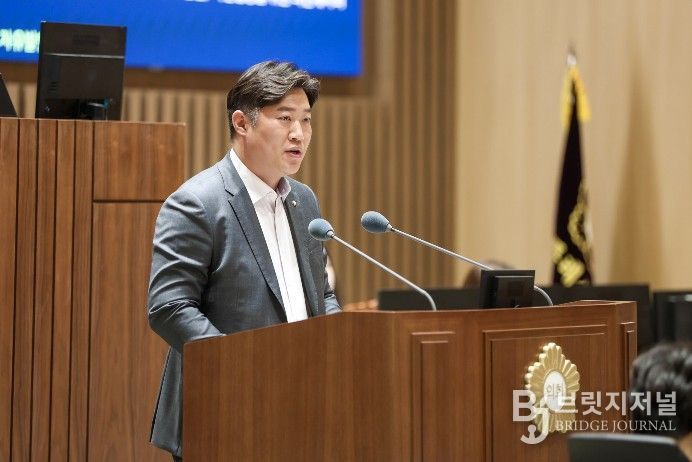 김동은 수원특례시의회 의원이 제400회 임시회 제2차 본회의에서 5분 자유발언을 하고 있다.