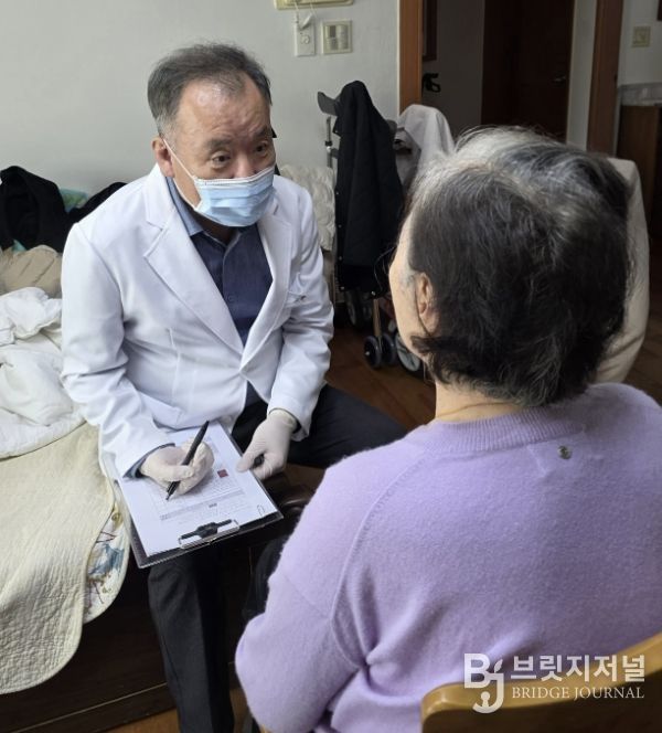 용인특례시 수지구보건소에서 거동이 어려운 어르신을 대상으로 방문관리하고 있다