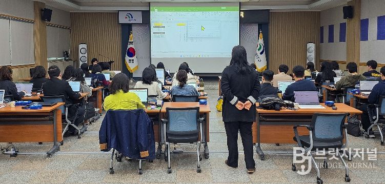 대전 대덕구가 8~9일 직원들의 디지털 행정 역량 강화를 위해 한글·엑셀·AI를 연계한 직무교육을 추진했다. 사진은 구청 대회의실에서 직원들이 교육을 듣고 있다.