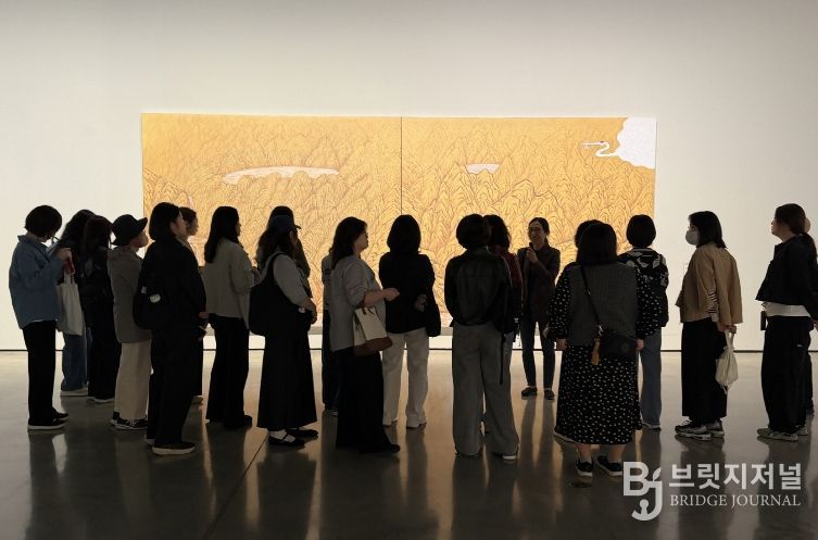 참가자들이 대구미술관에서 ‘서화무진 특별전’을 관람하며 전문 안내원의 해설을 듣고 있다.