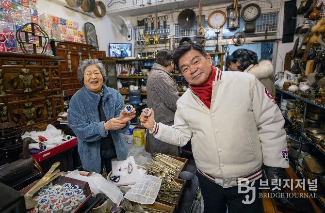답십리 고미술상가 내 한 상인과 인사하는 이필형 동대문구청장