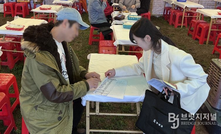 1. 위생관리 전담반이 식품접객업소 특별 위생점검을 실시하고 있다.