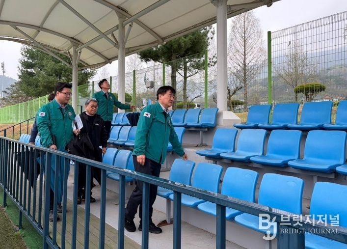 군과 시설관리공단이 함께 경기장을 점검하고 있다.