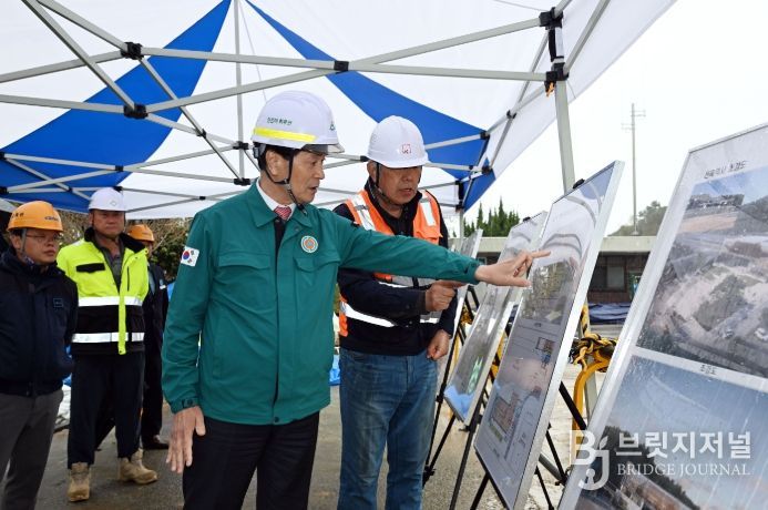 안병구 밀양시장이 밀양역 재건축 현장을 방문해 관계자로부터 공사 현황에 대한 설명을 듣고 있다.