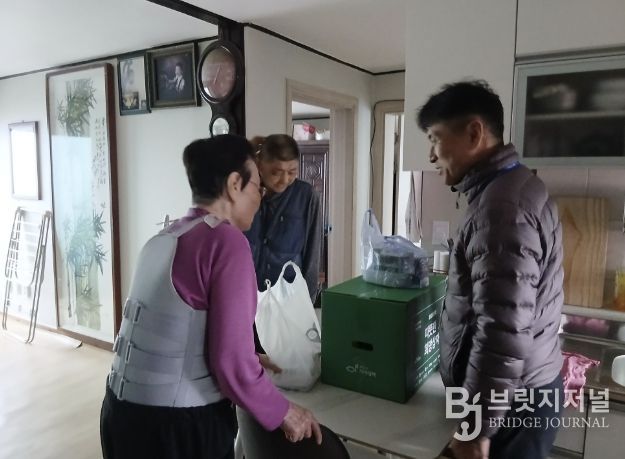 영인면 행복키움추진단원이 어르신 가정을 방문해 후원받은 황태국과 반찬 꾸러미를 전달하고 있다.