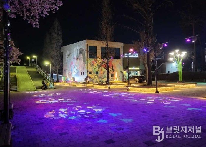 고양관광정보센터 인근 보랏빛 조명