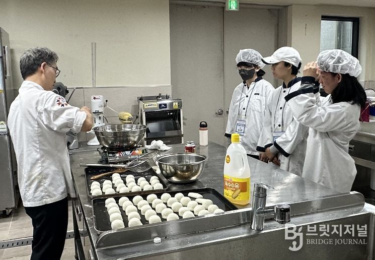 직무훈련 과정에 참여한 학생들이 10일 전남발달장애인직업체험관에서 직무 체험을 하고 있다