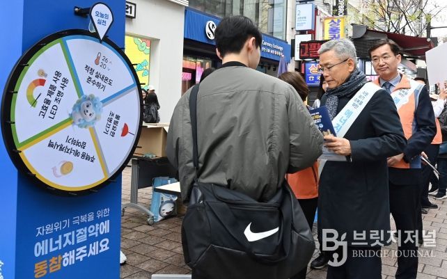 한전 김동철 사장이 명동에서 에너지절약 거리 캠페인을 하는 모습