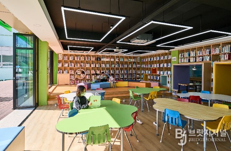 밀주초 내외부 개방형 도서관에서 자유로운 휴식, 독서 모습